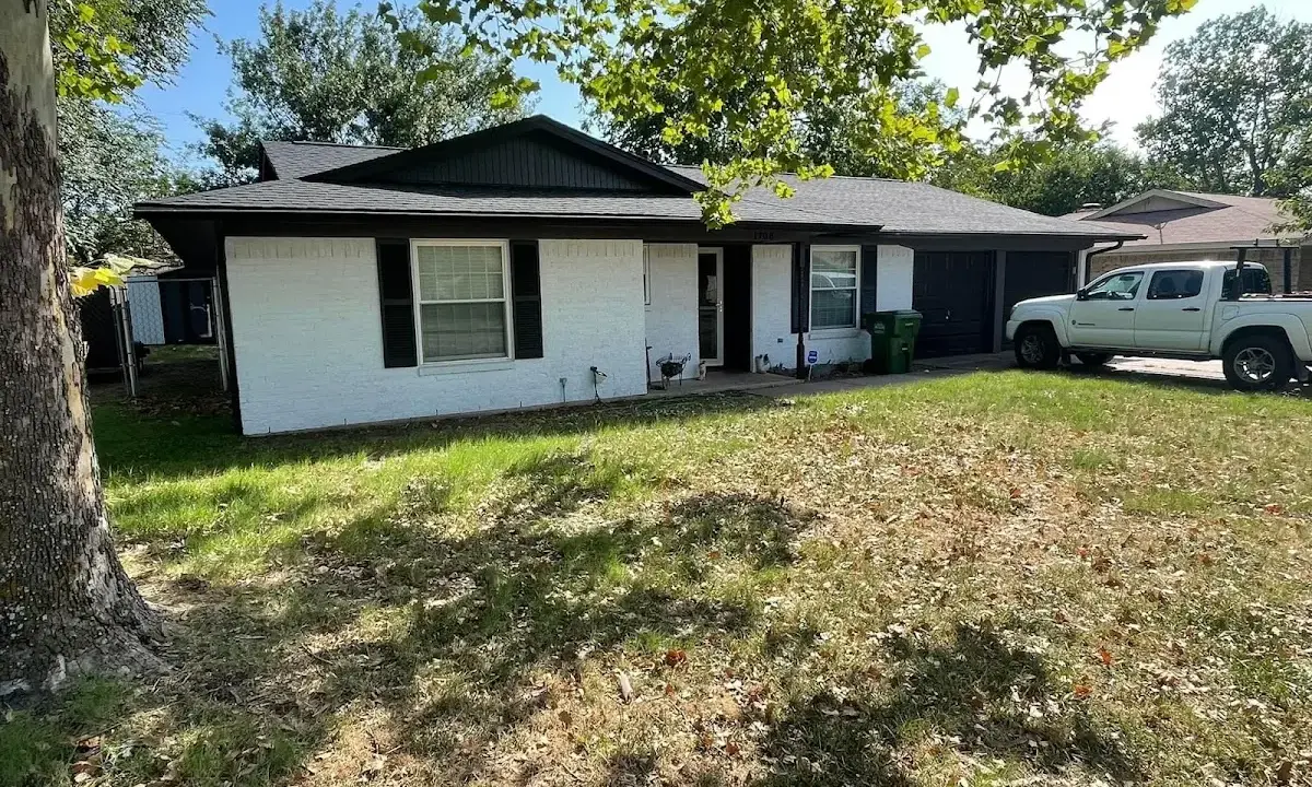 Professional roofing crew working on a residential roof in San Buenaventura (Ventura)